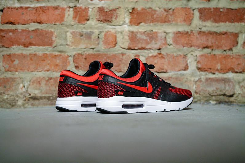 NIKE AIR MAX ZERO ESSENTIAL