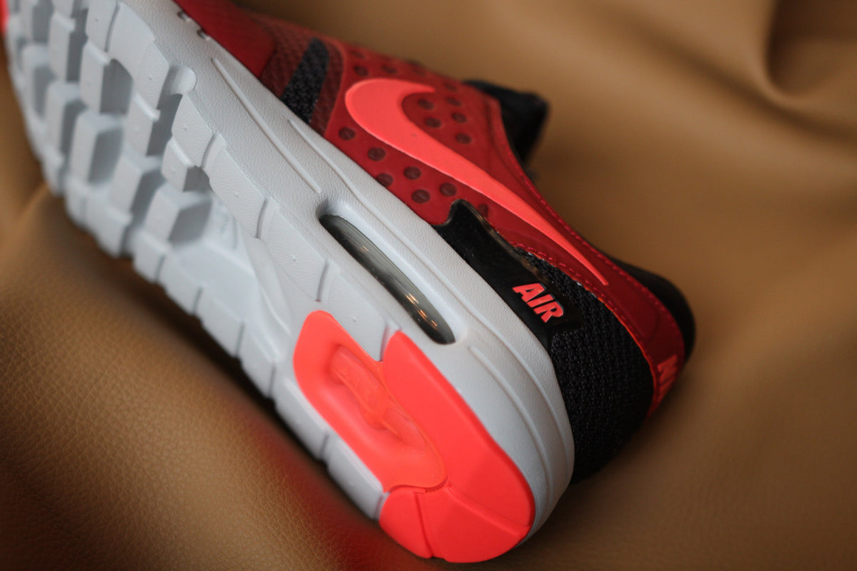 NIKE AIR MAX ZERO ESSENTIAL